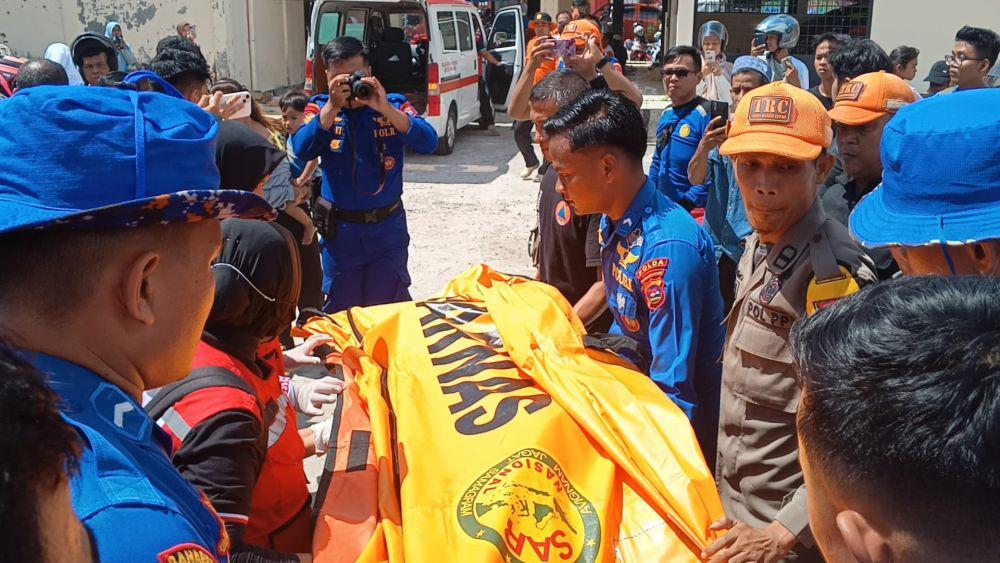 Pria Tanpa Identitas Tewas Tenggelam di Pantai Padang