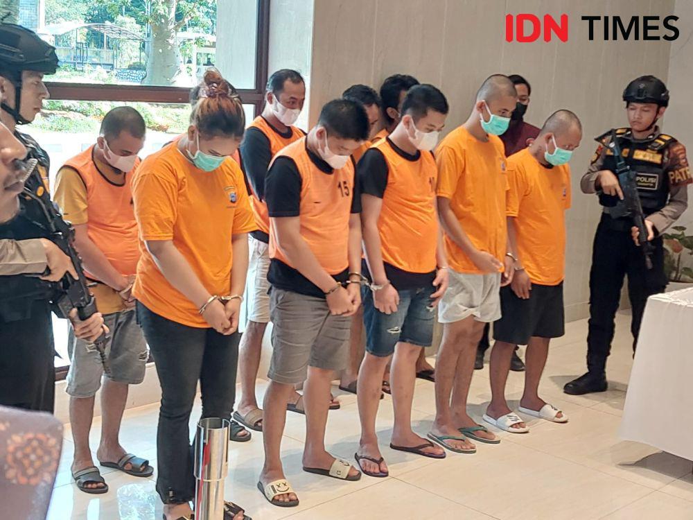 Sebagian tersangka pengedar narkoba dihadirkan dalam konferensi pers Polda Kalsel, Rabu (4/6/2025). (Hendra Lianor/IDN Times)
