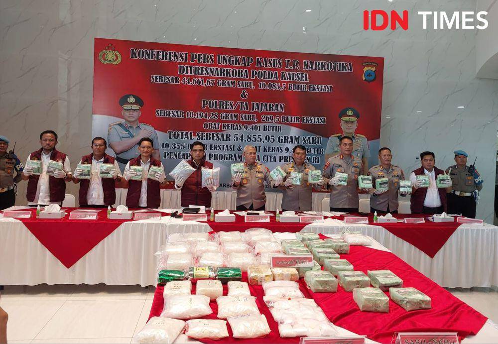 Kapolda Kalsel, Irjen Pol Rosyanto Yudha Hermawan, saat konferensi pers penungkapan narkoba selama April - Mei 2025, Rabu (4/6/2025). (Hendra Lianor/IDN Times)