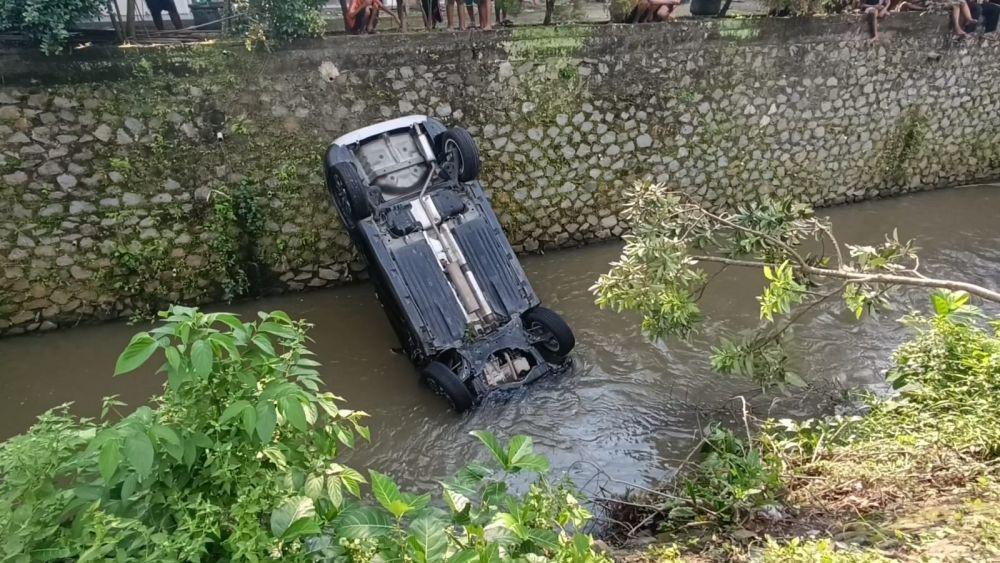 Anggota DPRD Tulungagung Kecelakaan, Mobilnya Masuk Sungai