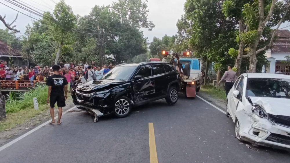 Mobil milik anggota DPRD Tulungagung yang alami kecelakaan. IDN Times/ Bramanta Pamungkas