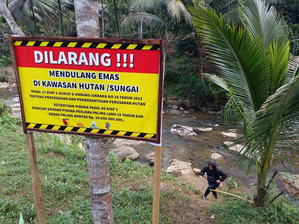 Papan larangan yang dipasang Pemdes dan Perhutani, IDN Times/ Bramanta Pamungkas