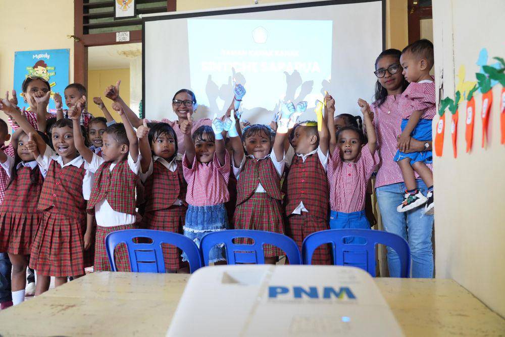 Ibu Selly membuka sekolah TK Sintiche secara gratis dan mengajar anak-anak dari keluarga yang kurang mampu di Pulau Saparua, Maluku. (Dok. PNM)