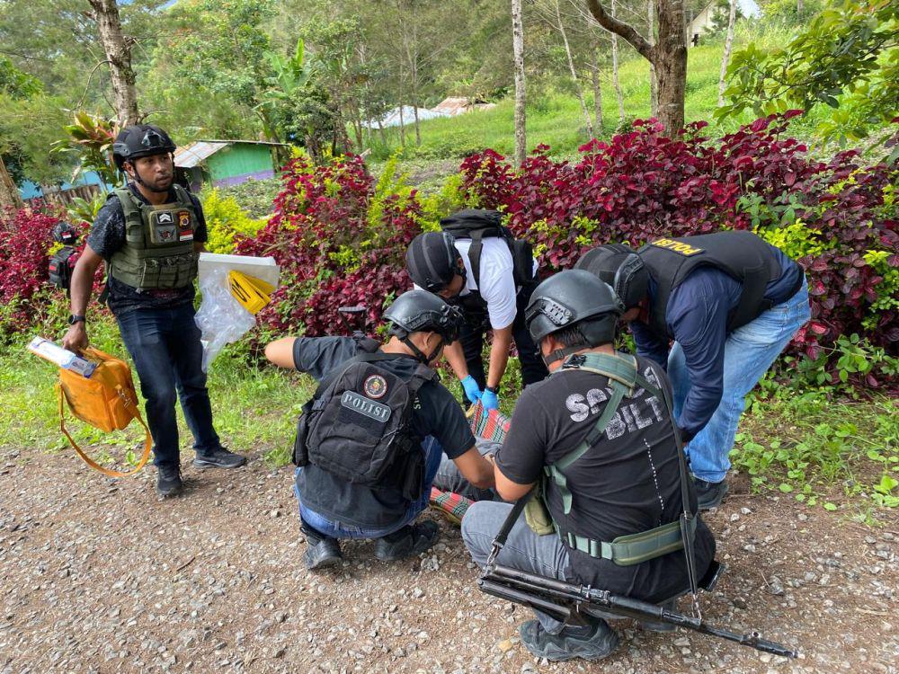 Polisi mengevakuasi korban yang ditembak KKB di Jayawijaya, Papua Pegunungan. (IDN Times/Istimewa)