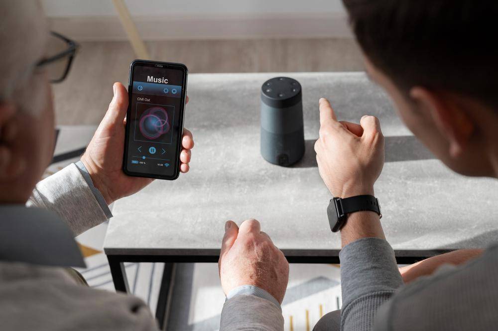ilustrasi orang mengoperasikan smart speaker (freepik.com/freepik)
