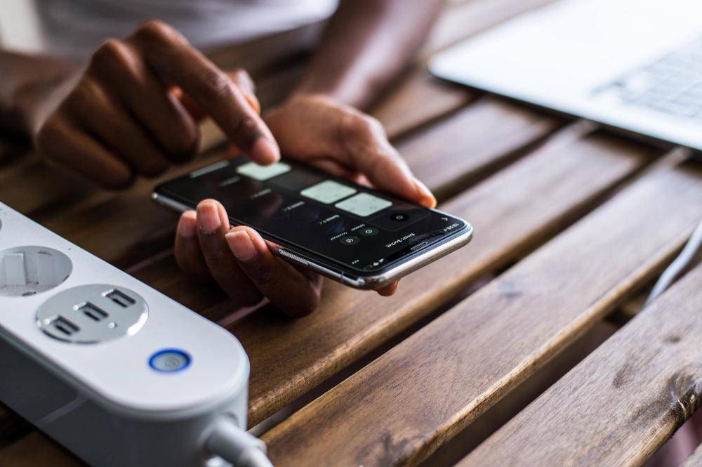 ilustrasi orang mengoperasikan smart plug (freepik.com/HelloDavidPradoPerucha)