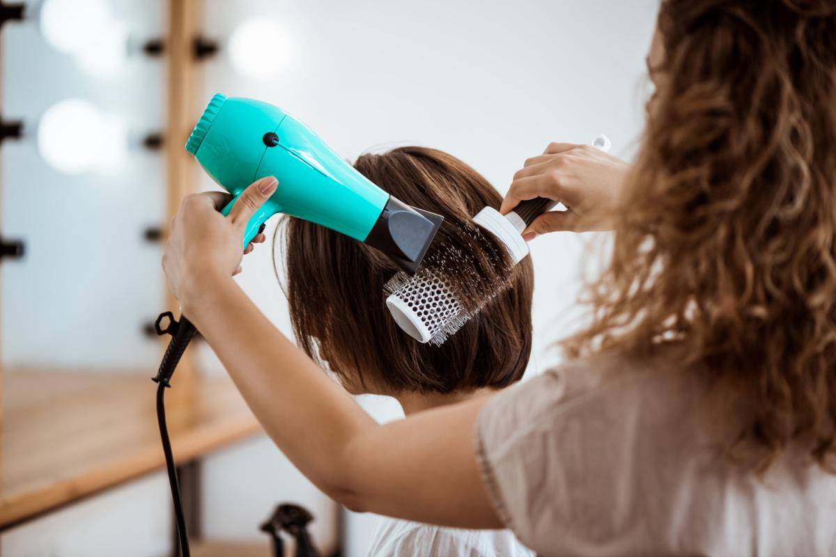Ilustrasi wanita styling di salon (freepik.com/cookie_studio)