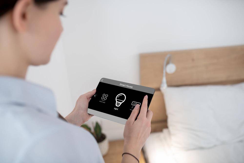ilustrasi orang menyalakan smart bulb (freepik.com/zinkevych)