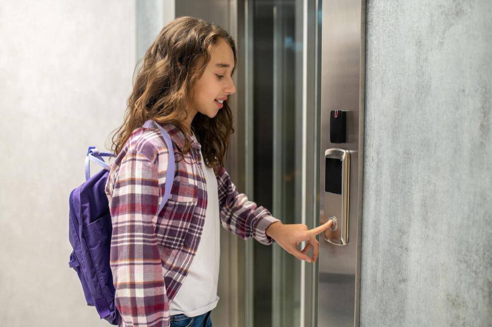 ilustrasi orang membuka smart door lock (freepik.com/zinkevych)