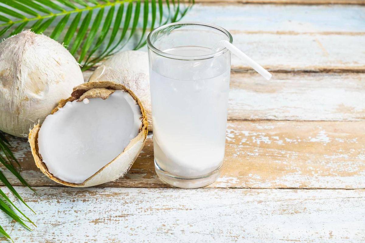 ilustrasi air kelapa (vecteezy.com/NARONG KHUEANKA)