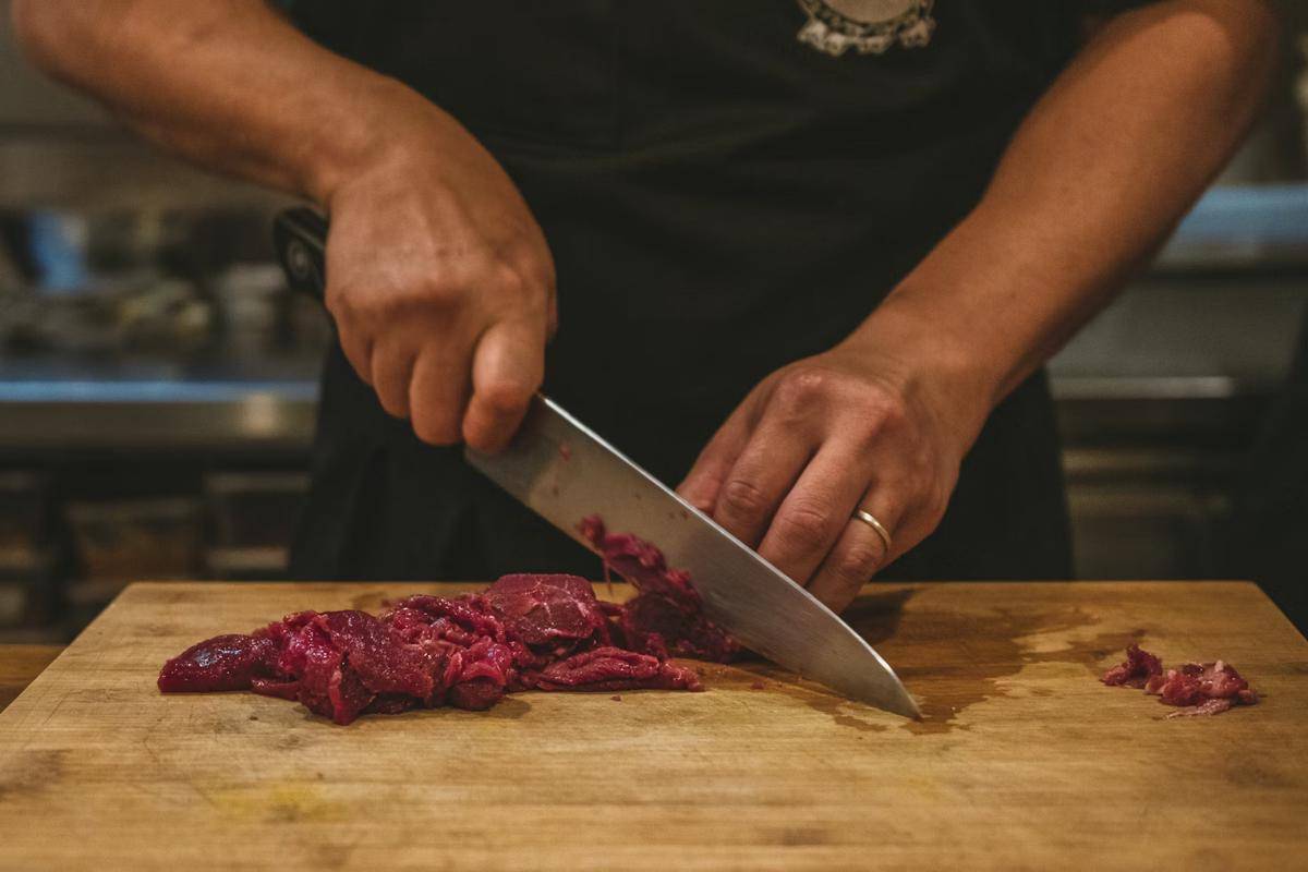ilustrasi memotong daging sapi (unsplash.com/thapanee srisawat)
