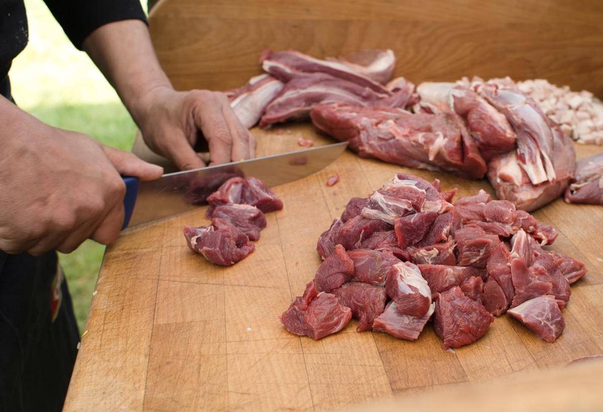 ilustrasi memotong daging sapi (unsplash.com/Martin Hvězda)