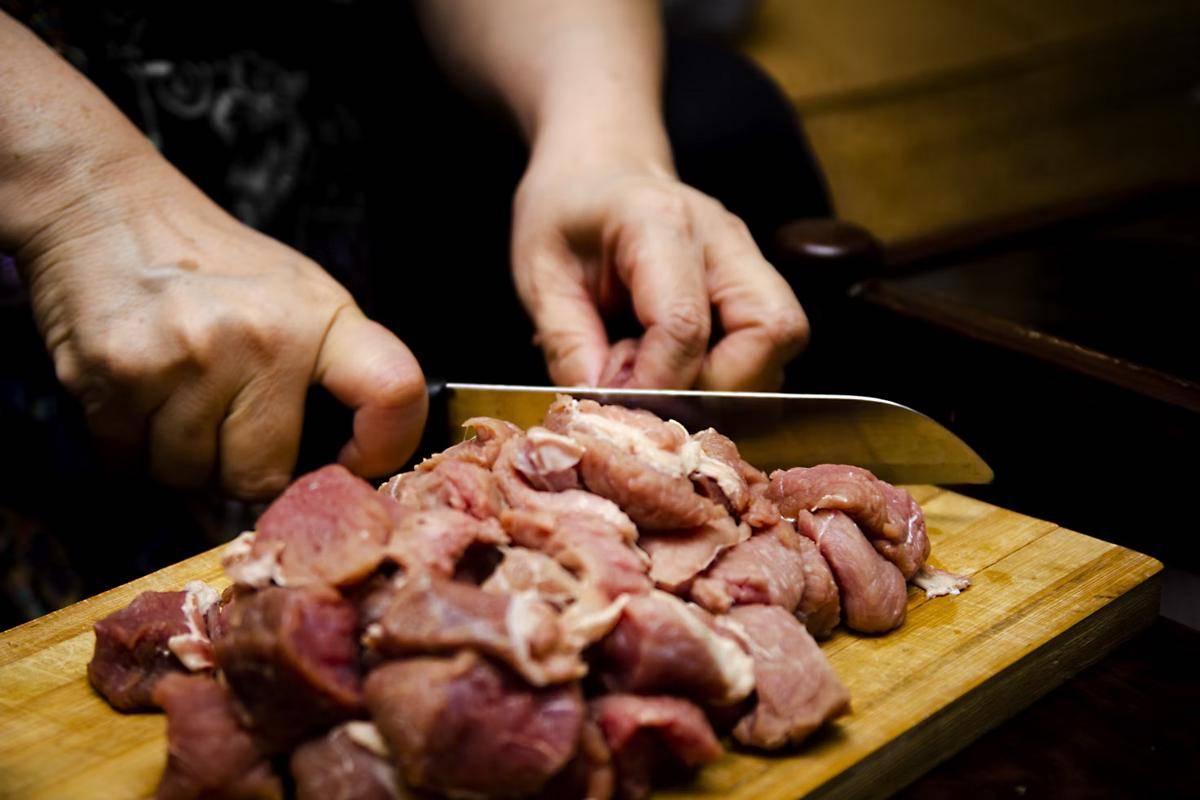 ilustrasi memotong daging sapi (unsplash.com/Usman Yousaf)