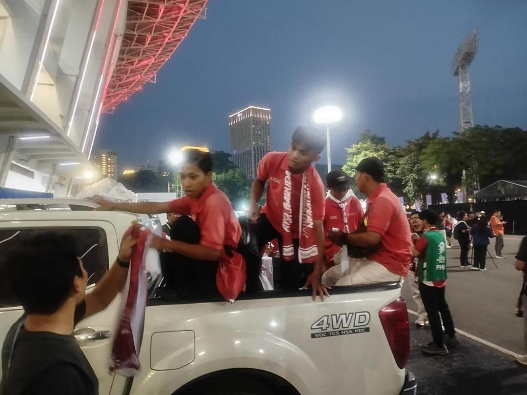 Aksi Bagi-Bagi Syal Jelang Timnas Indonesia vs China Demi Tularkan Semangat