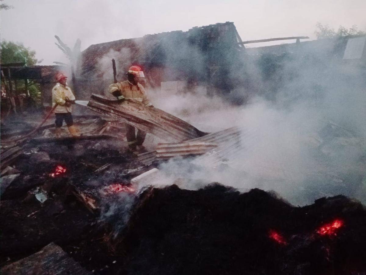 Rumah Suprapto di Dusun Wates, Desa Kebonagung, Kecamatan Mejayan, Kabupaten Madiun, Jawa Timur ludes terbakar. IDN Times/ Damkar Madiun.