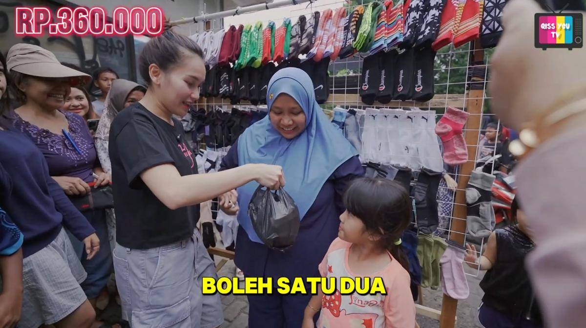 Ayu Ting Ting bantu penjual kaki lima (youtube.com/qissyoutv)