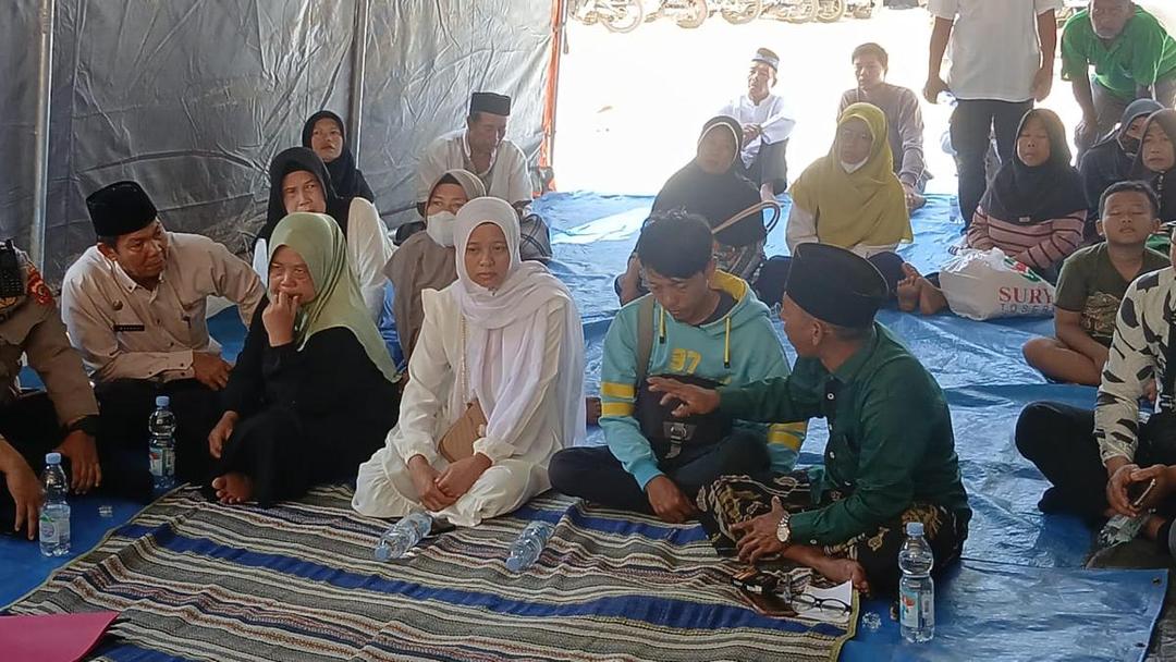 Di Tenda Darurat, Harapan Keluarga Tambang Gunung Kuda Belum Padam (IDN Times/Hakim Baihaqi)