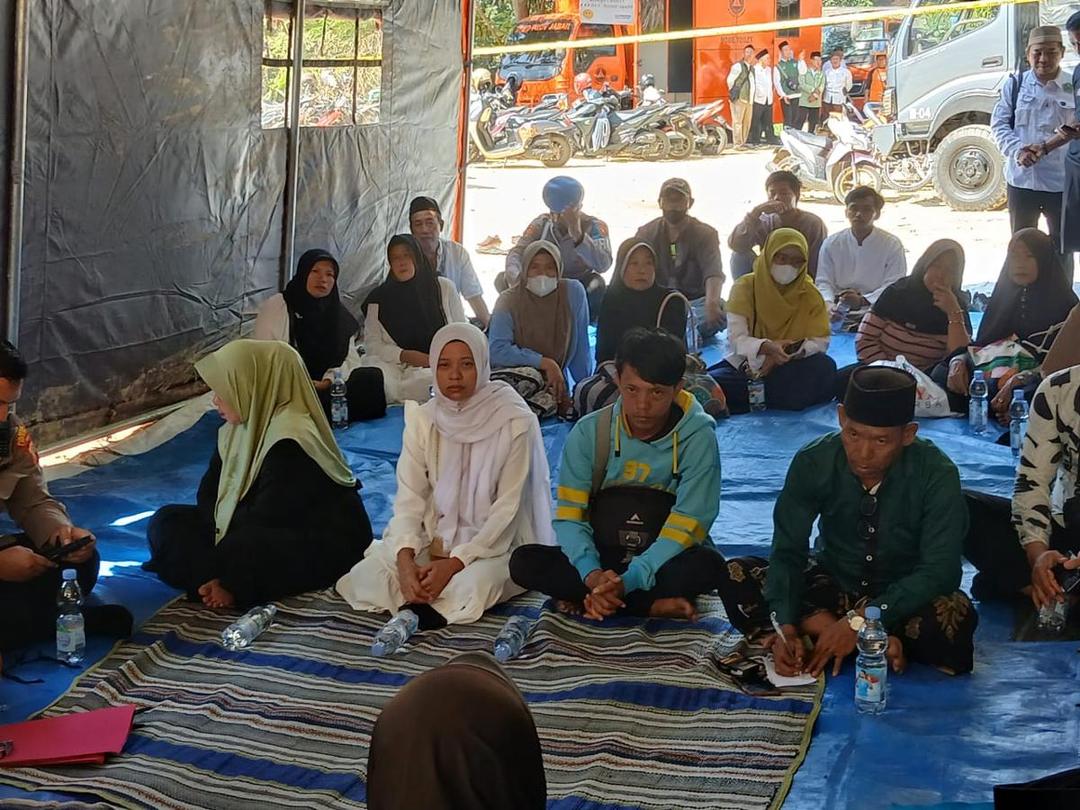 Di Tenda Darurat, Harapan Keluarga Tambang Gunung Kuda Belum Padam (IDN Times/Hakim Baihaqi)