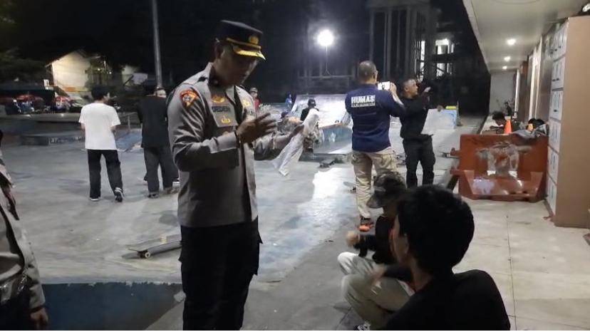 2 Pelajar Kena Razia Jam Malam gegara Main Skateboard 