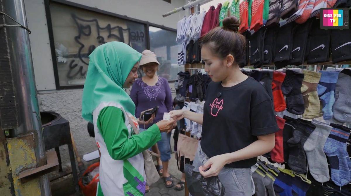 Ayu Ting Ting bantu penjual kaki lima (youtube.com/qissyoutv)
