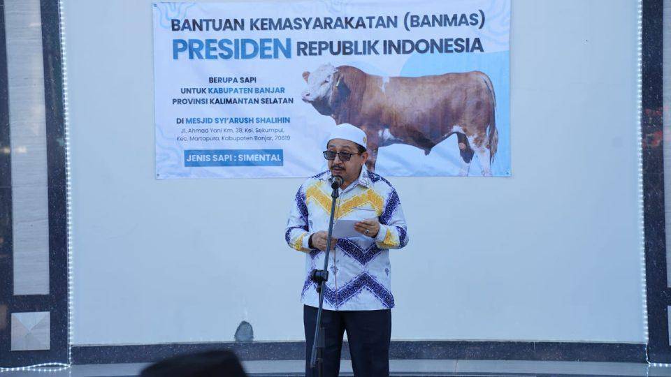 Penyerahan sapi kurban presiden di Martapura.jpg