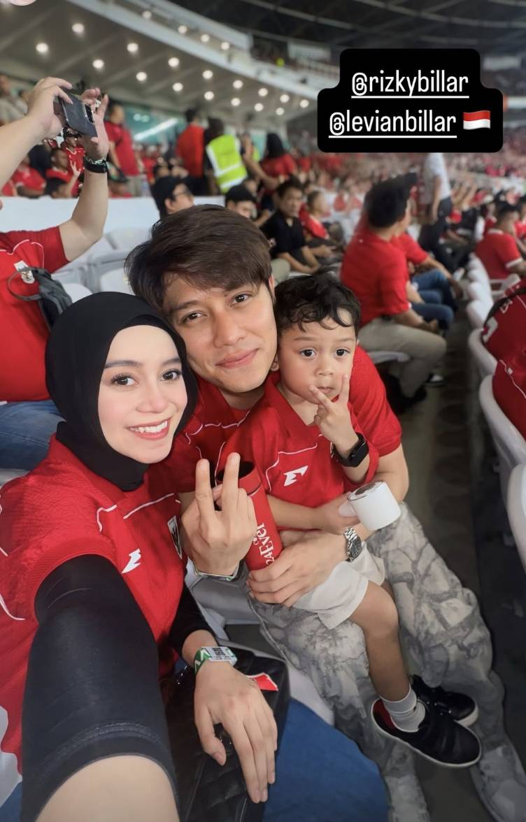momen artis nonton Timnas vs China (instagram.com/azizahsalsha_)