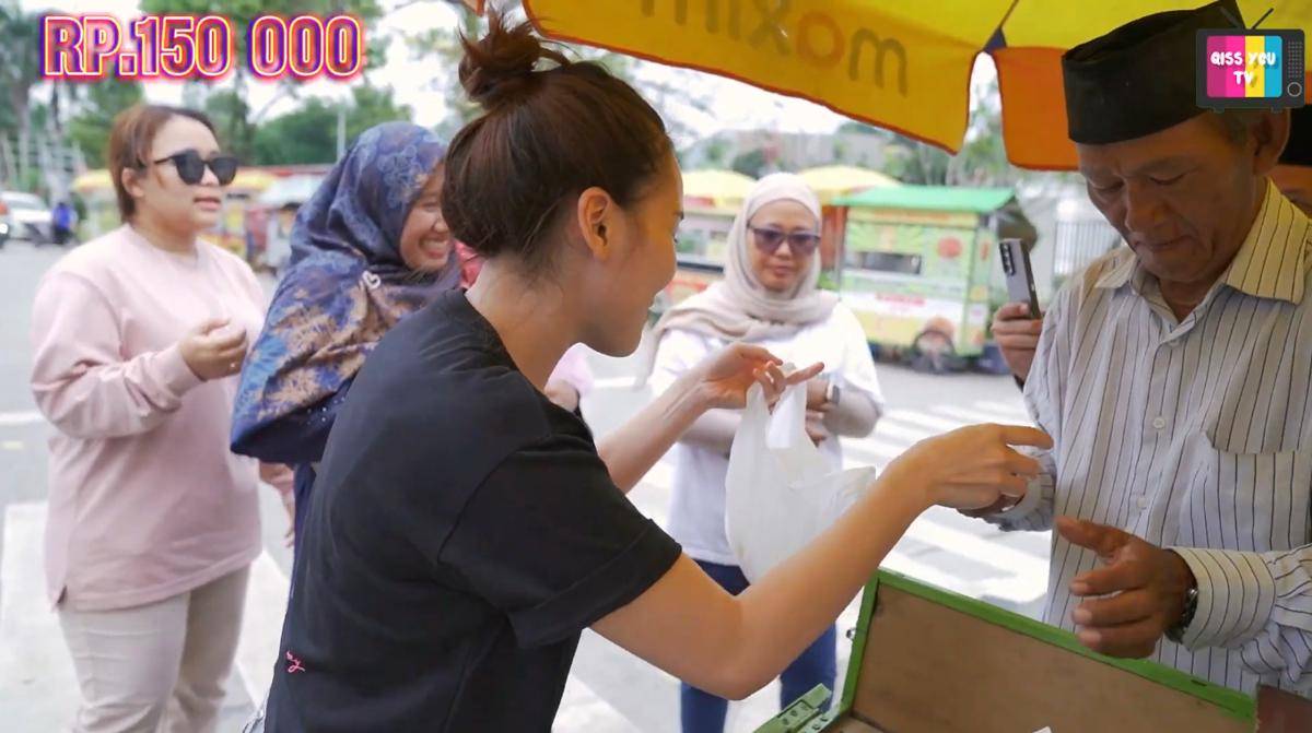 Ayu Ting Ting bantu penjual kaki lima (youtube.com/qissyoutv)