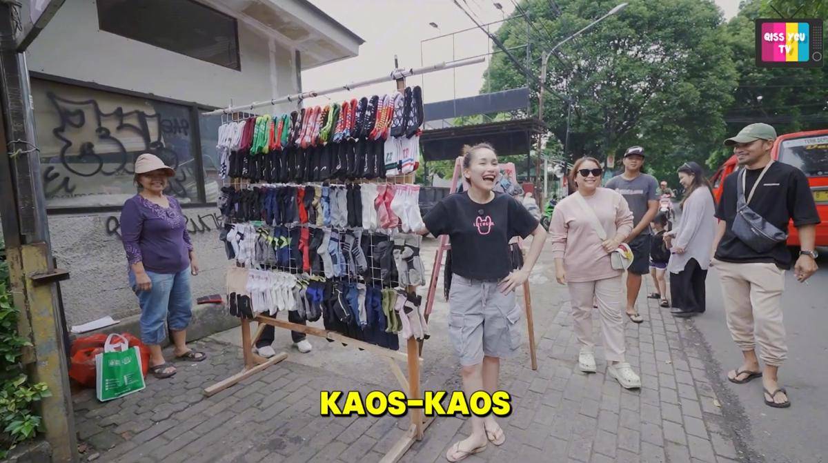 Ayu Ting Ting bantu penjual kaki lima (youtube.com/qissyoutv)