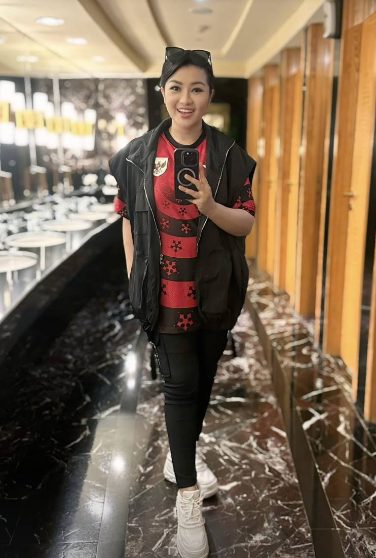 momen artis nonton Timnas vs China (instagram.com/azizahsalsha_)