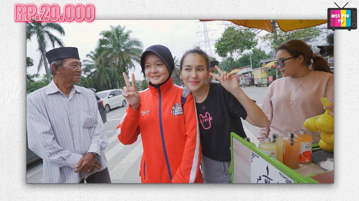 Ayu Ting Ting bantu penjual kaki lima (youtube.com/qissyoutv)