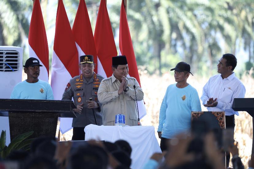 Kapolri Dampingi Presiden pada Panen Raya Jagung di Kalbar