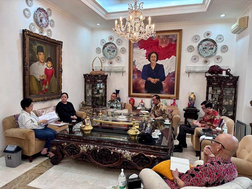 Diterima Langsung Oleh Presiden Indonesia ke-5 Ibu Megawati Soekarnoputri di Kediamannya beberapa hari l...a mendapatkan wejangan dan masukan demi kepentingan bangsa dan negara saat ini dibawah kepemimpinan Pak Prabowo 🇮🇩 (1) (1).jpg