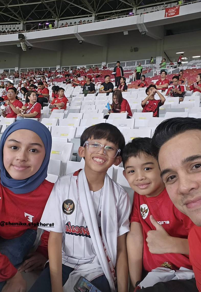 momen artis nonton Timnas vs China (instagram.com/azizahsalsha_)