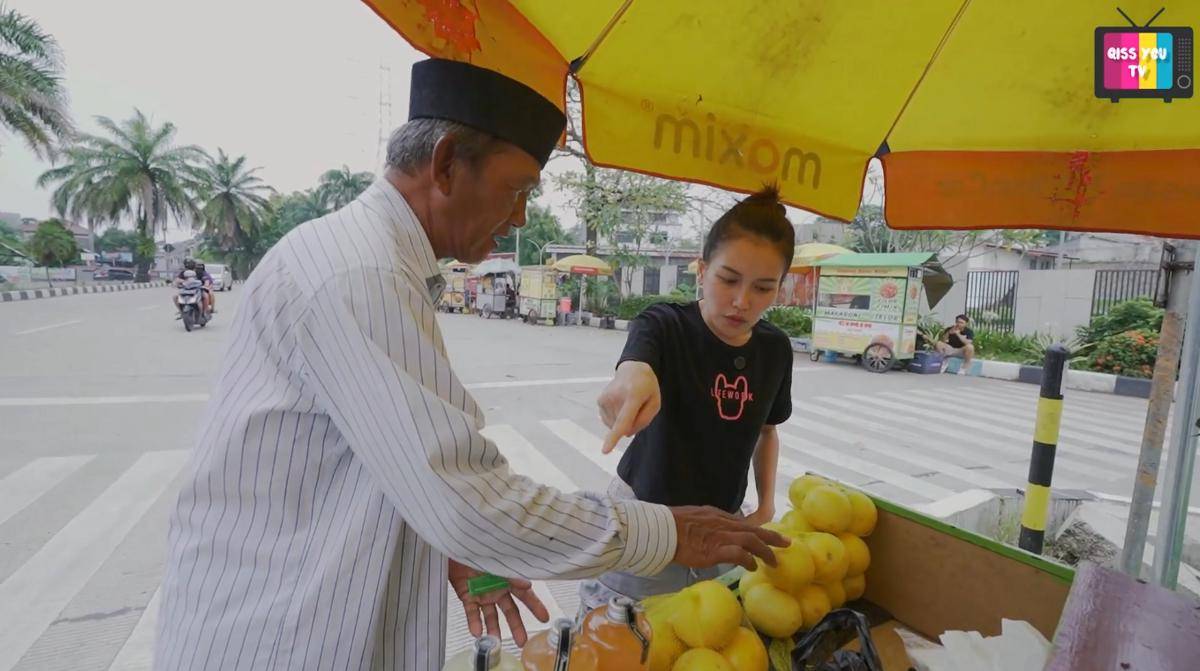 Ayu Ting Ting bantu penjual kaki lima (youtube.com/qissyoutv)