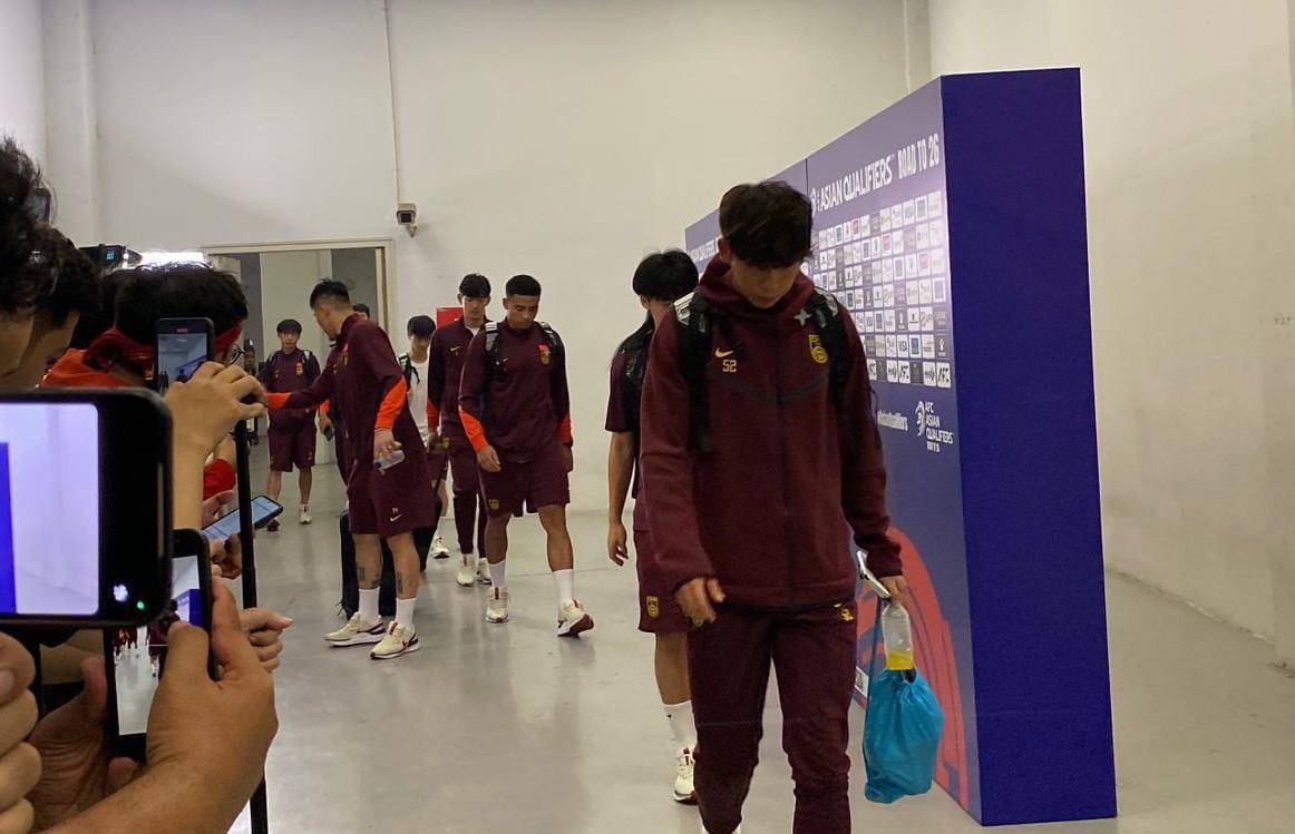 Wajah Lesu Para Pemain China Tinggalkan SUGBK Usai Kalah dari Timnas Indonesia