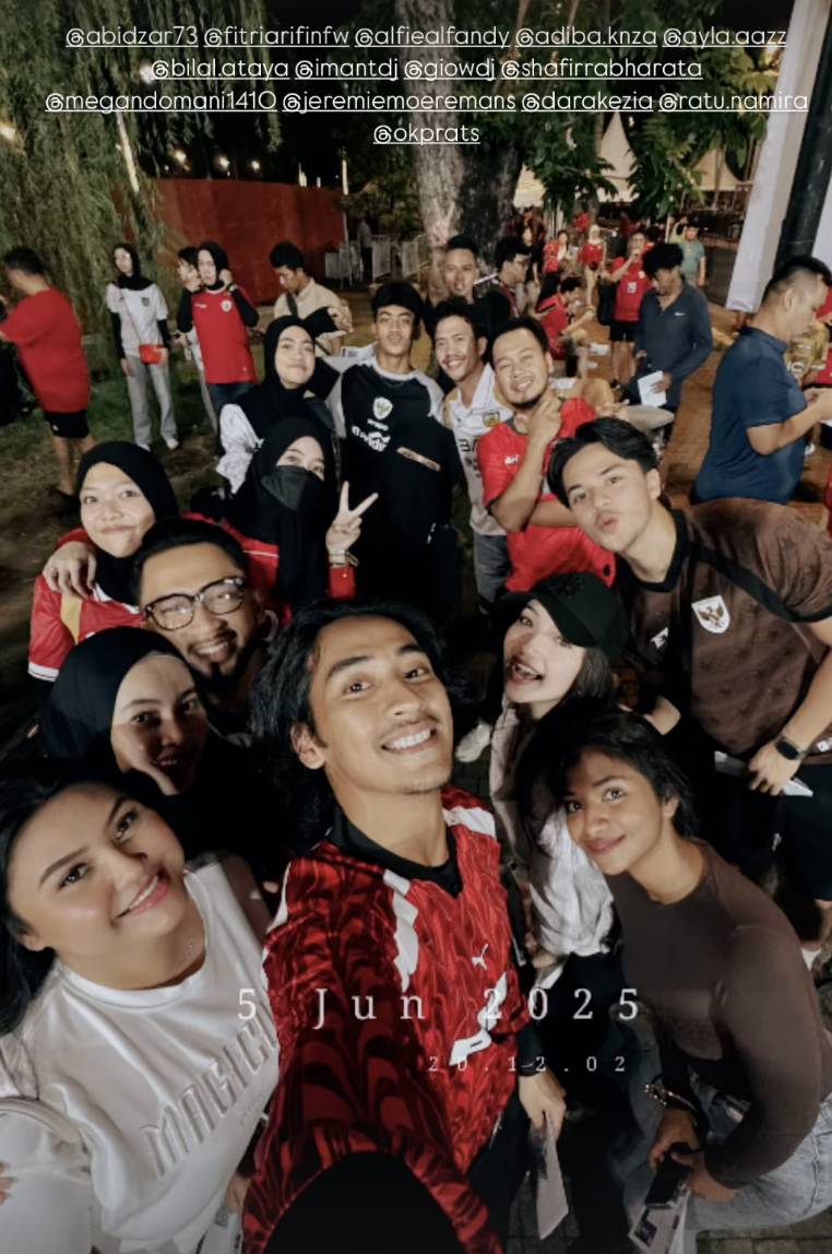 momen artis nonton Timnas vs China (instagram.com/_umi_pipik)