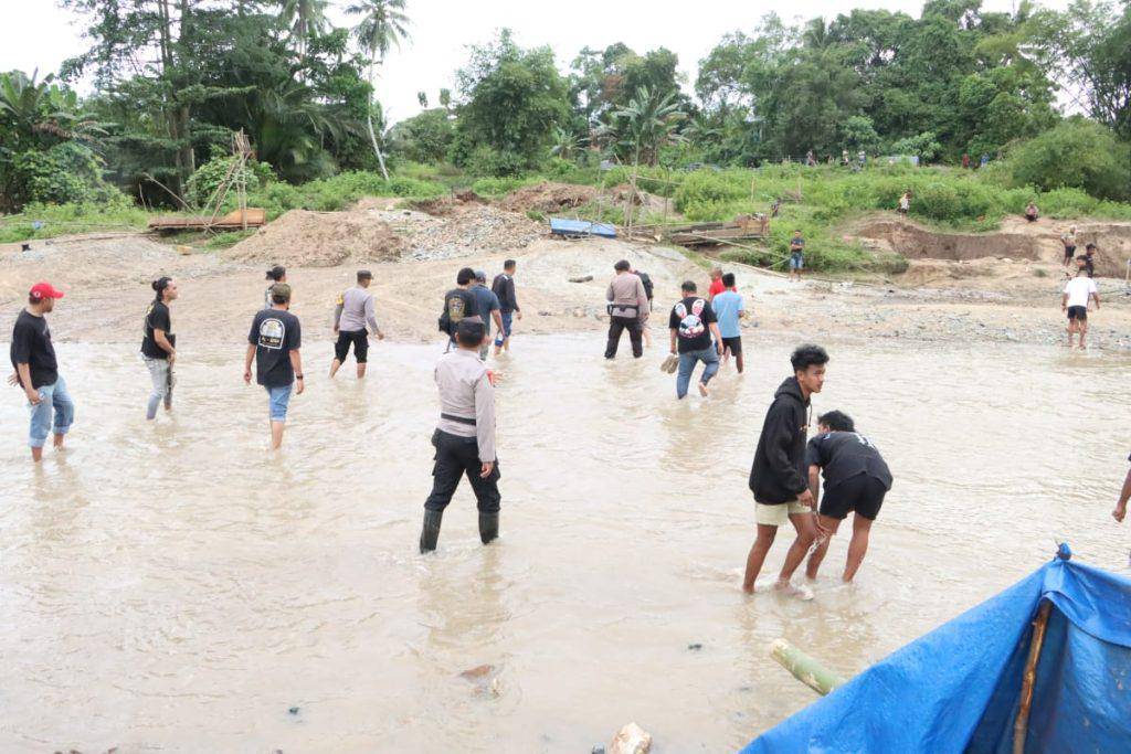 Polisi menertibkan aktivitas pertambangan emas tanpa izin di Kabupaten Boalemo, Gorontalo. (Dok. Polres Boalemo)