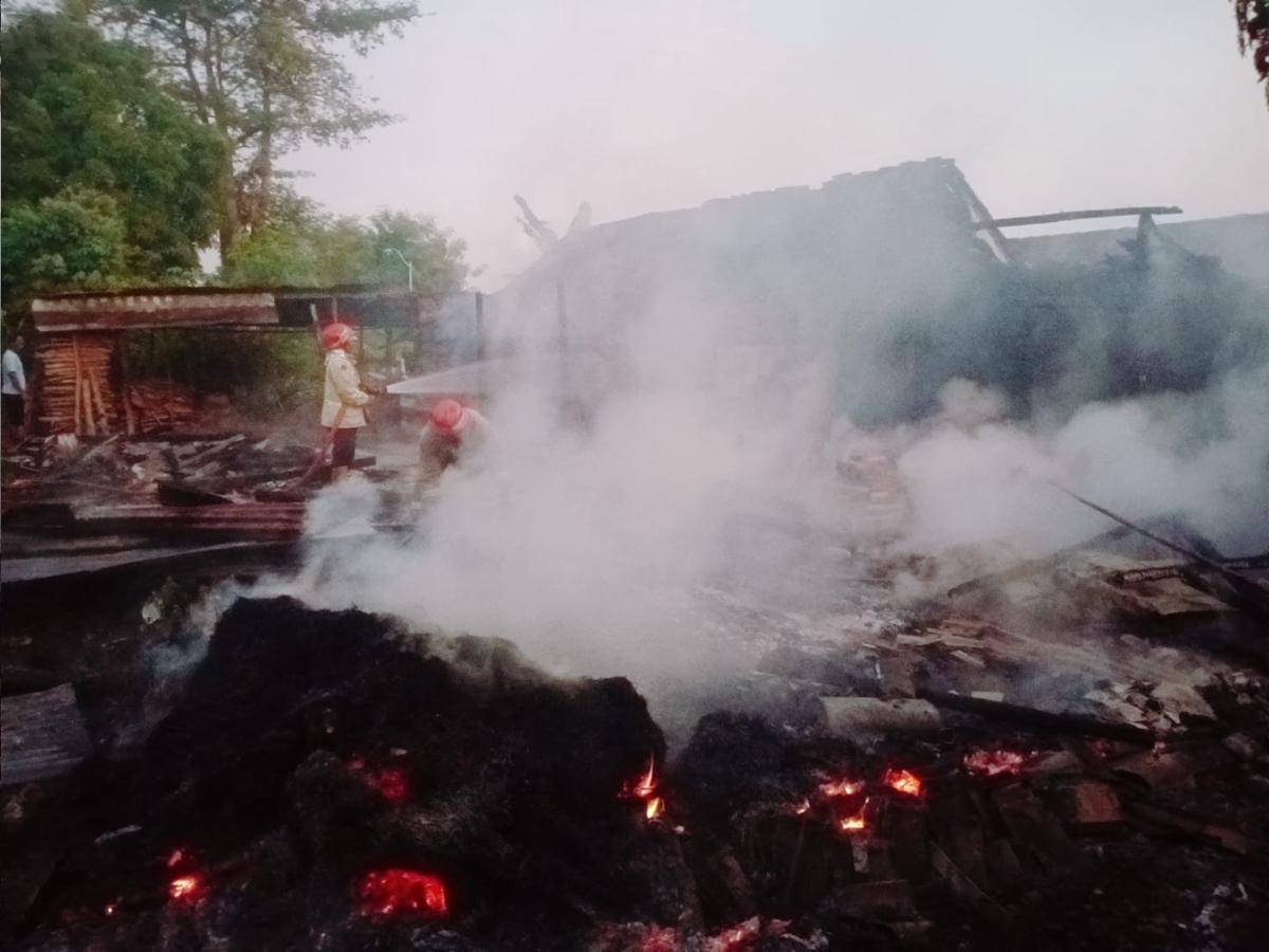 Rumah Suprapto di Dusun Wates, Desa Kebonagung, Kecamatan Mejayan, Kabupaten Madiun, Jawa Timur ludes terbakar. IDN Times/ Damkar Madiun.