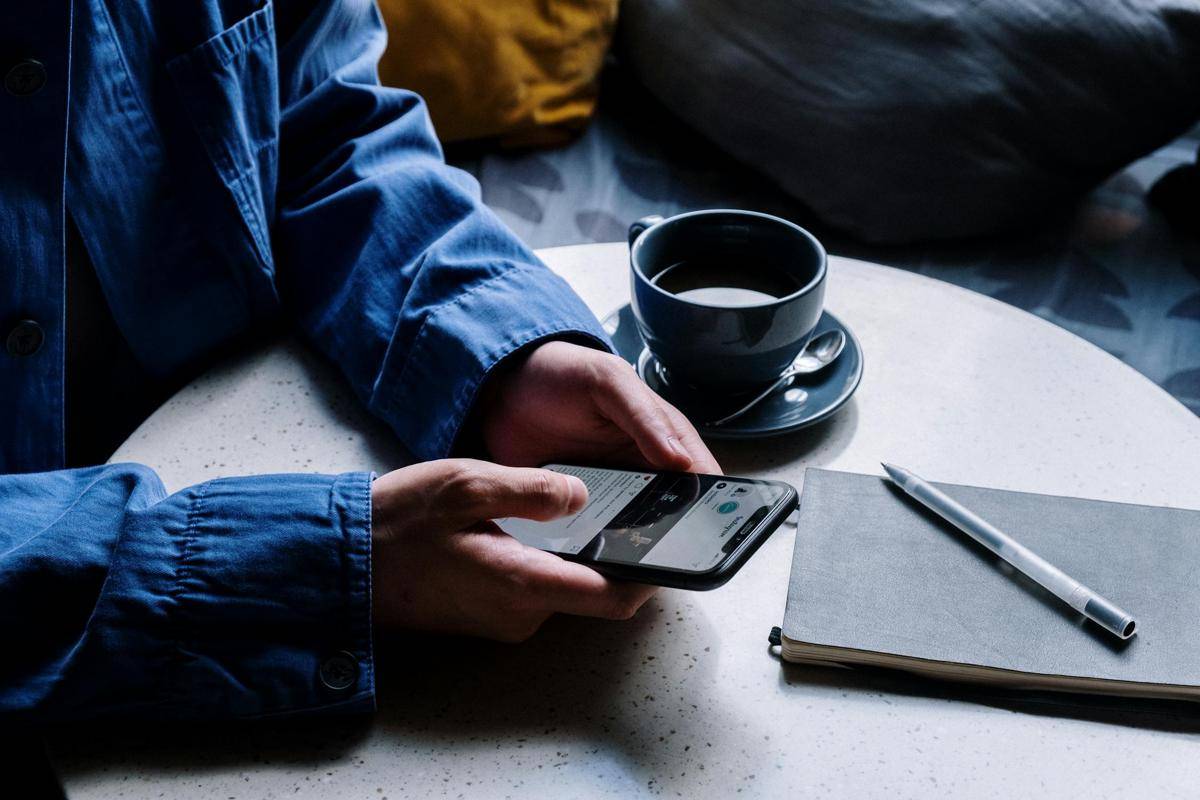 Ilustrasi seseorang membuka feed instagram (pexels.com/cottonbro studio)