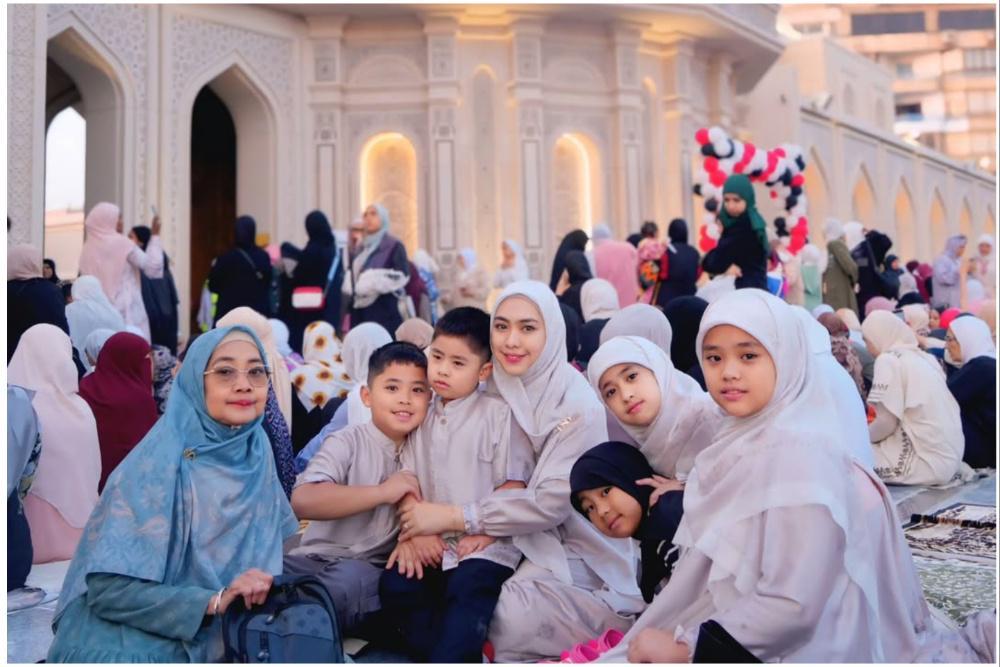 7 Potret Oki Setiana Dewi Rayakan Idul Adha di Mesir, Ajak sang Ibu!