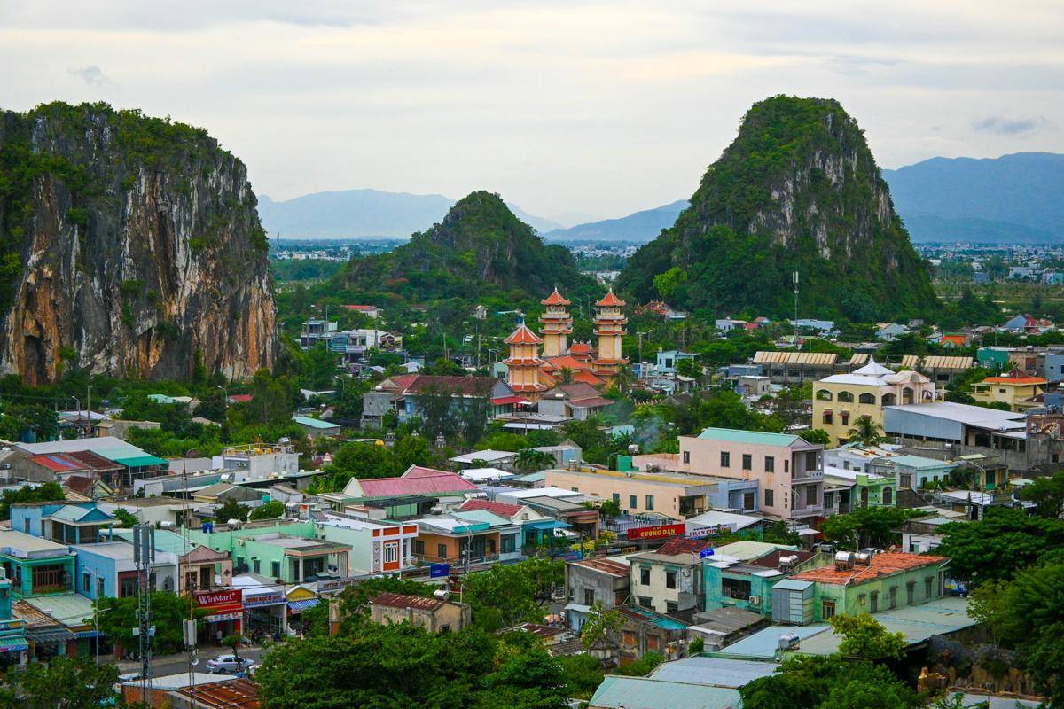 view dari Marble Mountain, Da Nang (unsplash.com/yitmeng_w)