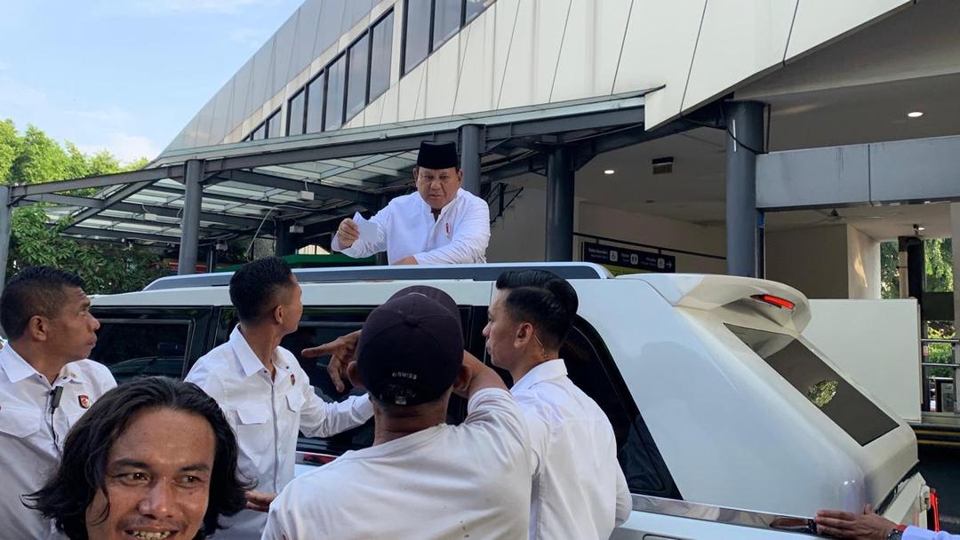 Prabowo Bagikan THR ke Warga Usai Salat Idul Adha di Masjid Istiqlal