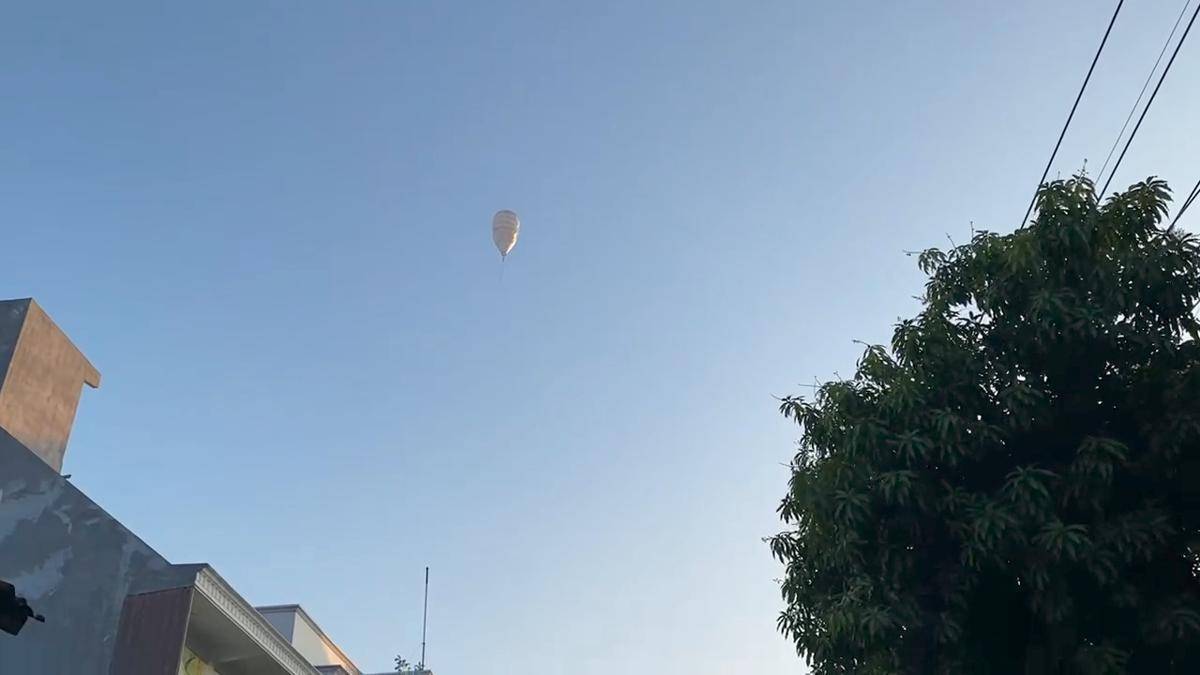 Balon udara jatuh menimpa rumah lansia di Dusun Balungasri, Desa Sidorejo, Kecamatan Kebonsari, Kabupaten Madiun. IDN Times/ Istimewa.