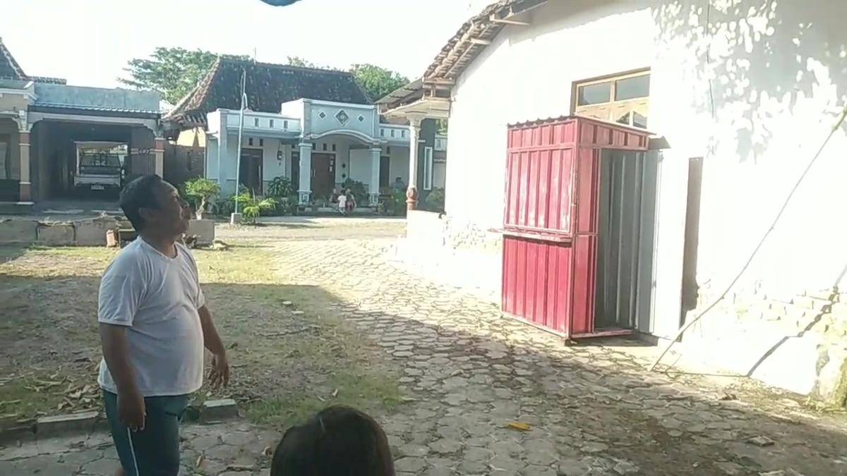 Balon udara jatuh menimpa rumah lansia di Dusun Balungasri, Desa Sidorejo, Kecamatan Kebonsari, Kabupaten Madiun. IDN Times/ Istimewa.
