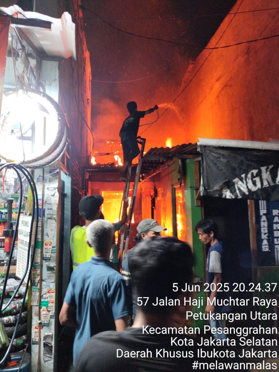 Cekcok dengan Istri, Suami Mabuk Nekat Bakar Rumah di Jaksel 