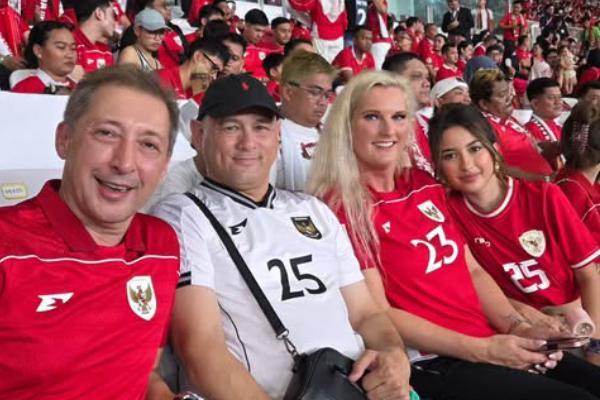 Potret Jennifer Coppen Nonton Pertandingan Timnas, Duduk Sebelah Orangtua Justin Hubner
