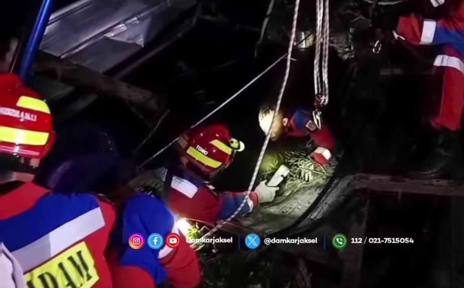 Dramatis, Damkar Evakuasi Sapi Kurban Terperosok di Kolam Renang 5 Meter