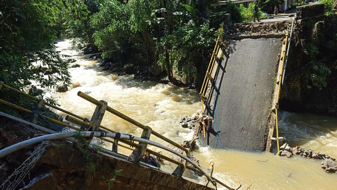 3 Jembatan Penghubung Antar Desa di Trenggalek Putus Diterjang Banjir dan Longsor