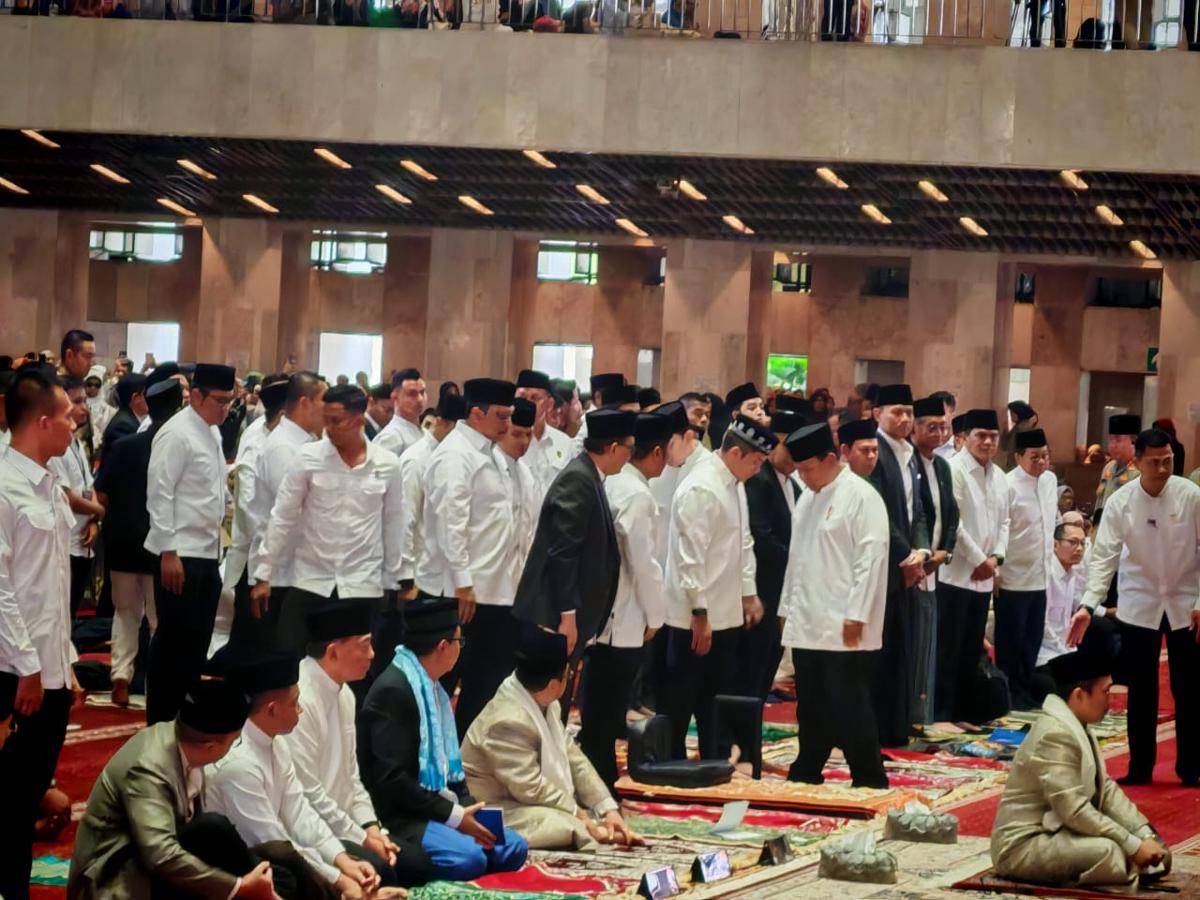 Didampingi Teddy, Prabowo Salat Idul Adha di Masjid Istiqlal 