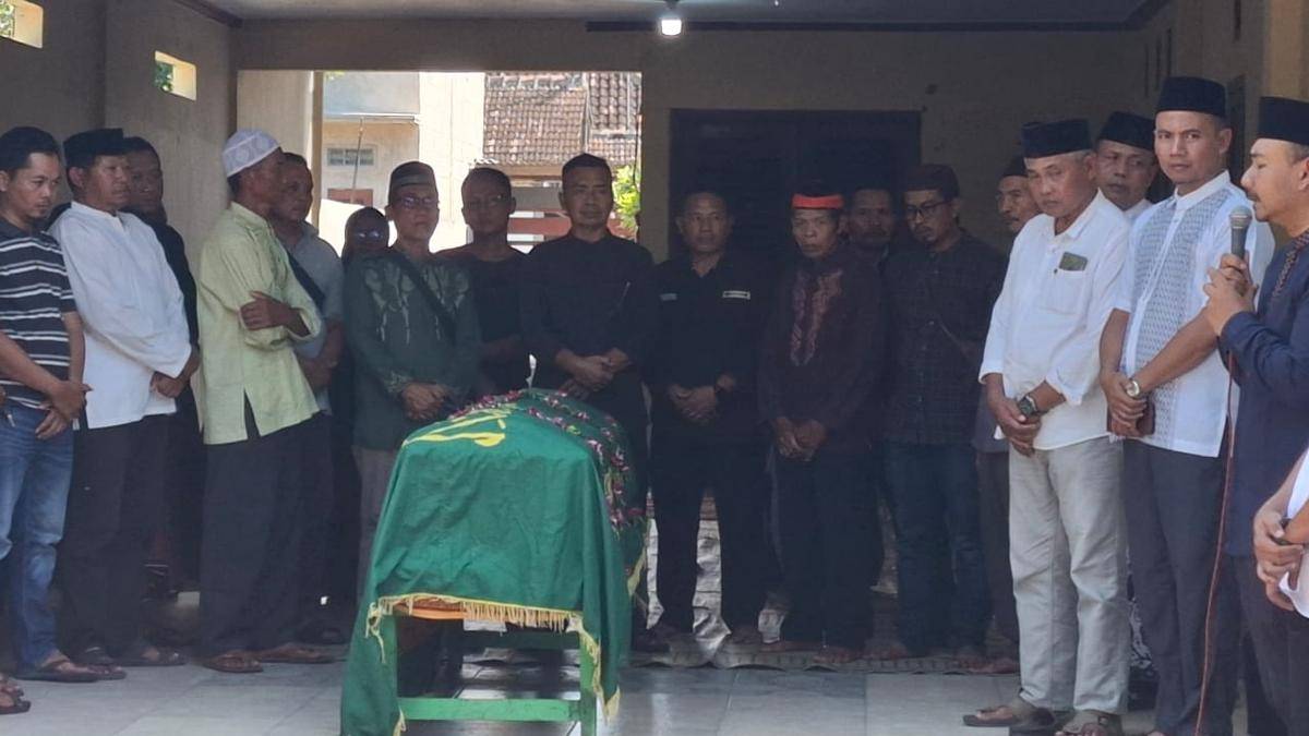 Suasana duka menyelimuti kedatang jenazah almarhum di Ngawi. IDN Times/ Riyantk.